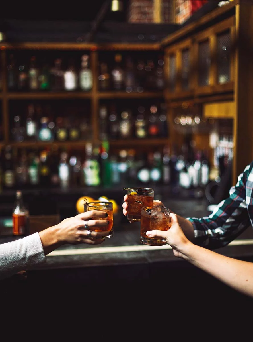 foto de drink entre amigos