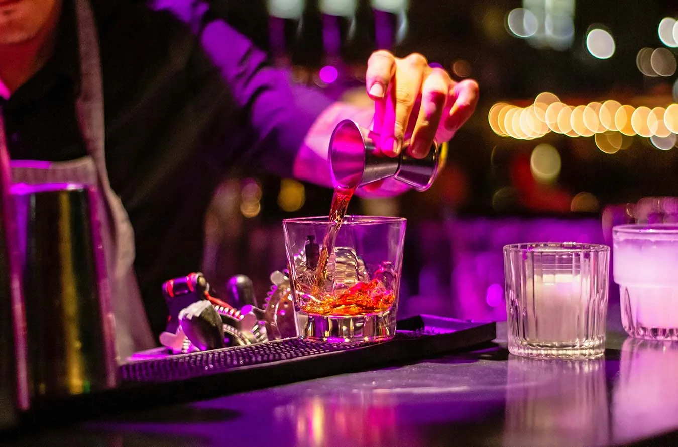 foto de whisky na mesa de bar