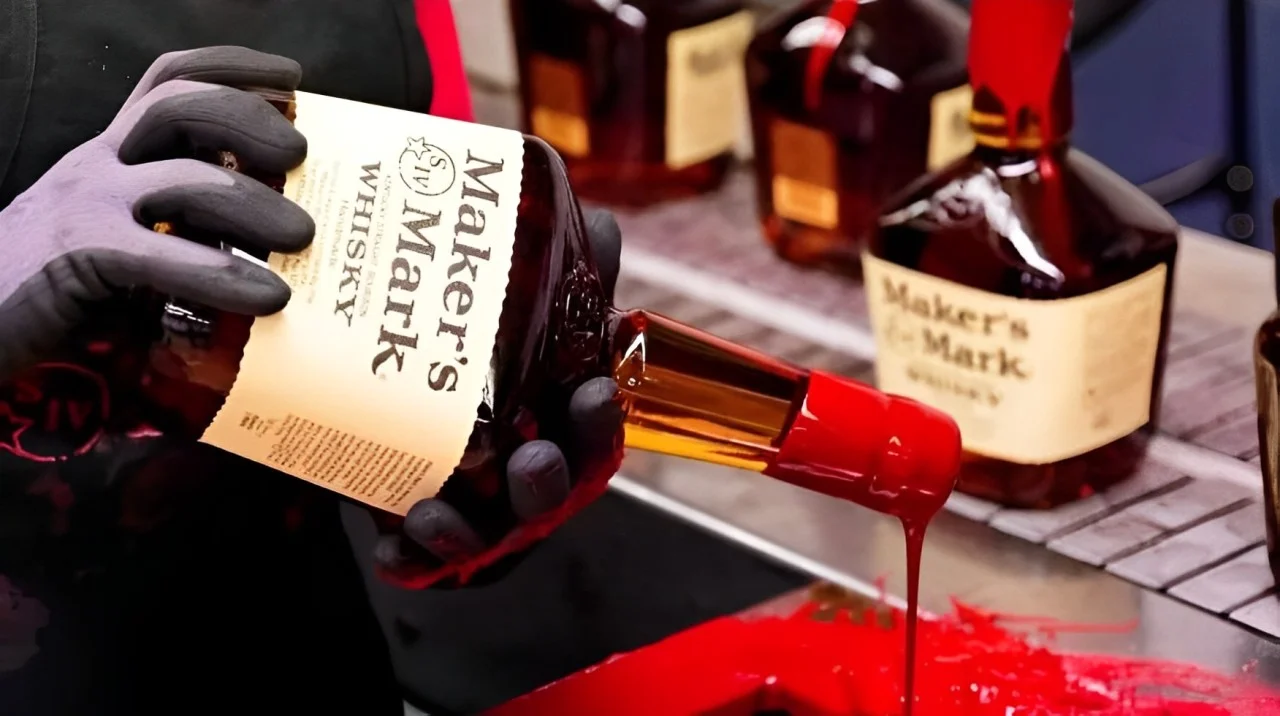 garrafa de Makers Mark mergulhada em cera manualmente
